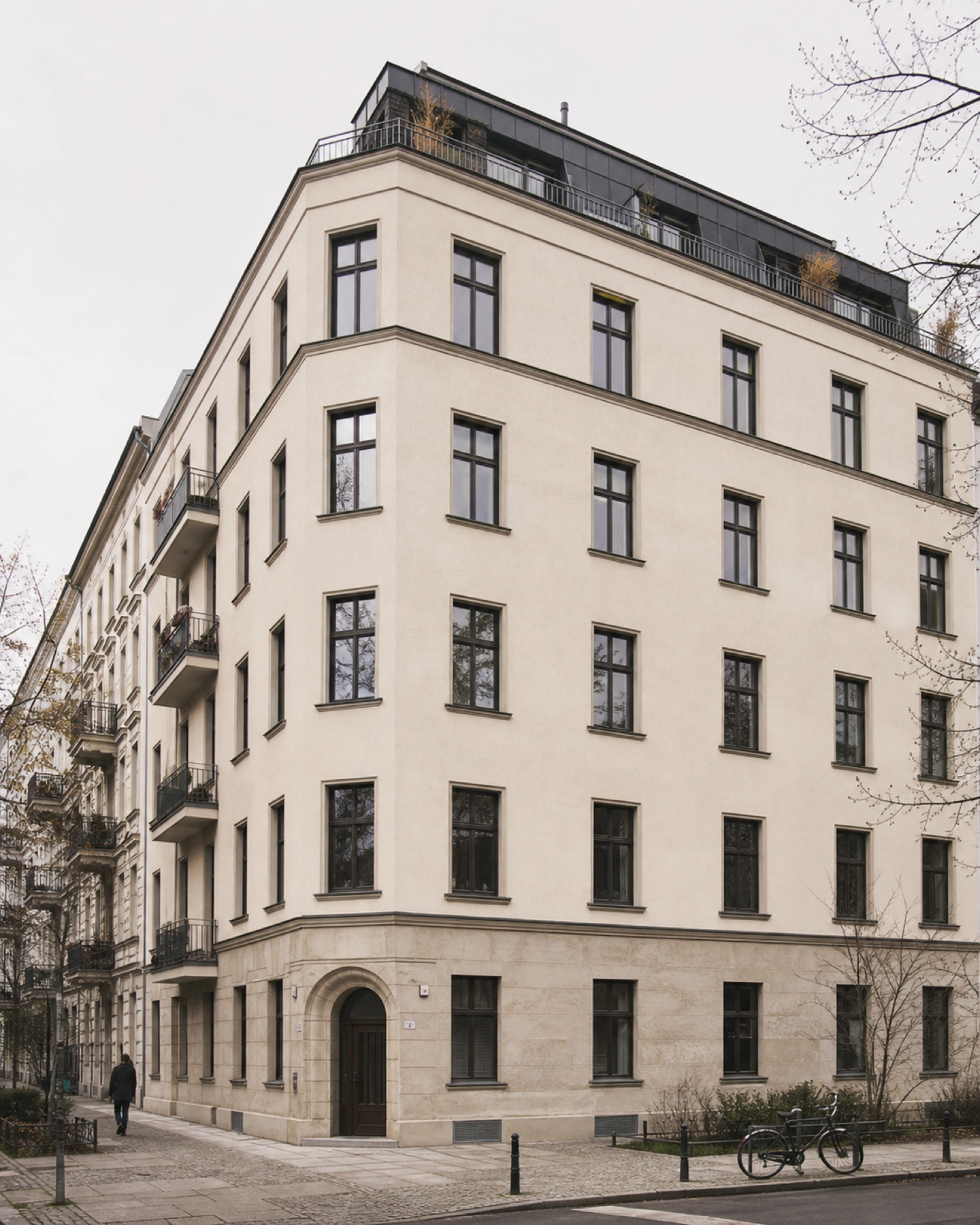 Sanierter Berliner Eckbau mit heller Putzfassade