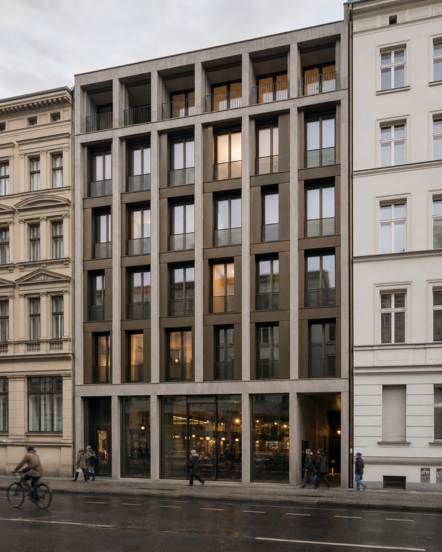 Gemischt genutzter innerstädtischer Neubau mit tiefer Rasterfassade
